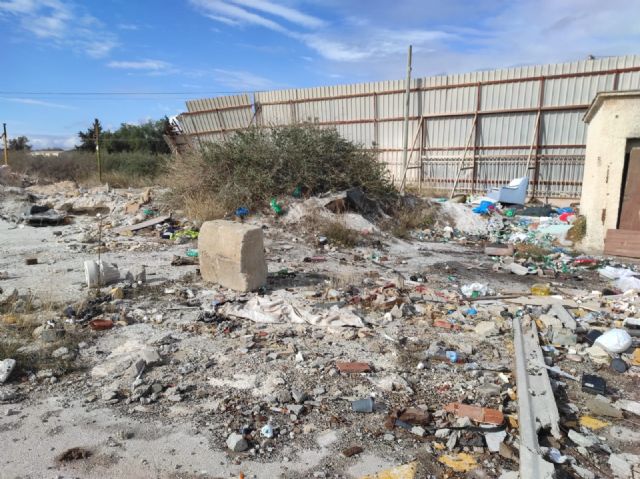 Toneladas de basuras y escombros se acumulan junto al colegio Luís Pérez Rueda - 4, Foto 4