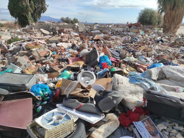 Toneladas de basuras y escombros se acumulan junto al colegio Luís Pérez Rueda, Foto 5