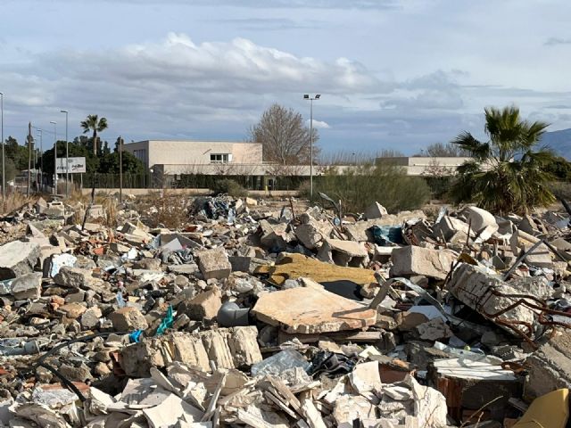 Toneladas de basuras y escombros se acumulan junto al colegio Luís Pérez Rueda, Foto 6
