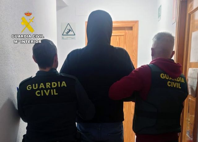 La Guardia Civil detiene a un peligroso delincuente en Puerto de Mazarrn, Foto 1