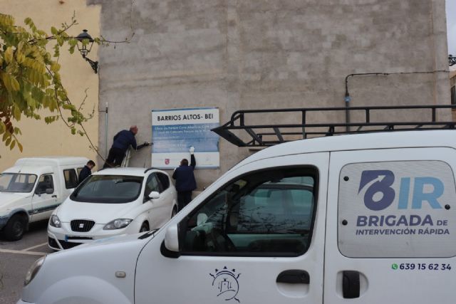 El Ayuntamiento de Lorca pone en marcha un novedoso proyecto de retirada de carteles y señales obsoletas y pintadas para la mejora de la escena urbana - 1, Foto 1
