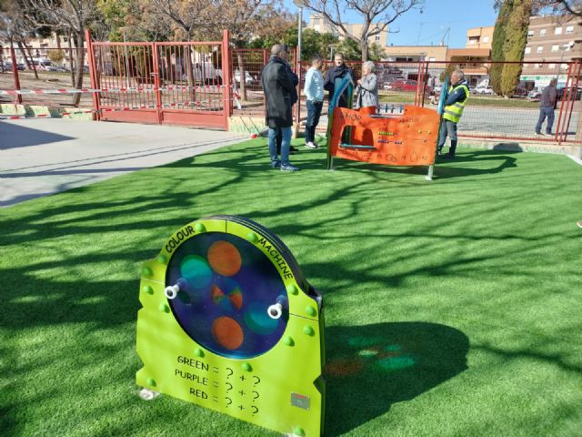 Los 200 alumnos del CEIP 'Gloria Fuertes' de El Palmar ya cuentan con una zona infantil de juegos renovada, más segura e inclusiva - 1, Foto 1