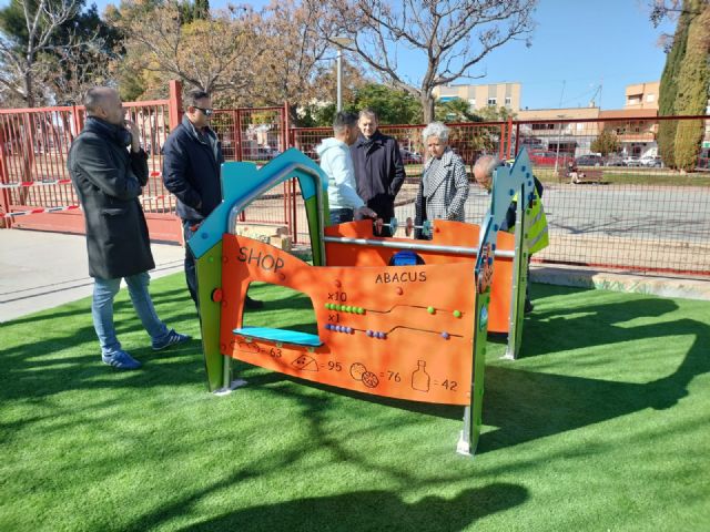 Los 200 alumnos del CEIP 'Gloria Fuertes' de El Palmar ya cuentan con una zona infantil de juegos renovada, más segura e inclusiva - 2, Foto 2