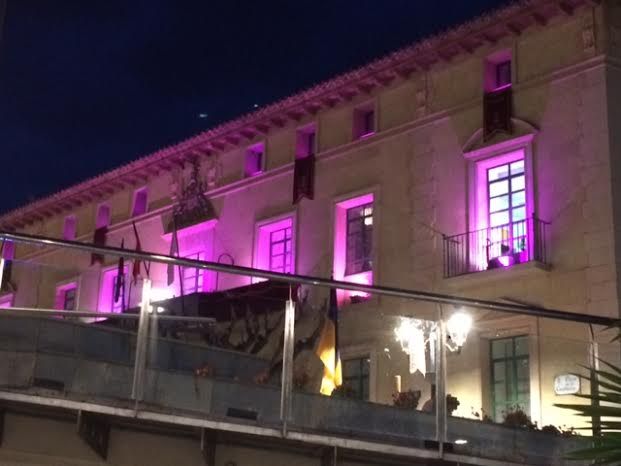 Ya cuelga la bandera del Día de la Mujer de la fachada del Ayuntamiento de Totana dentro de la Semana de Igualdad de Oportunidades