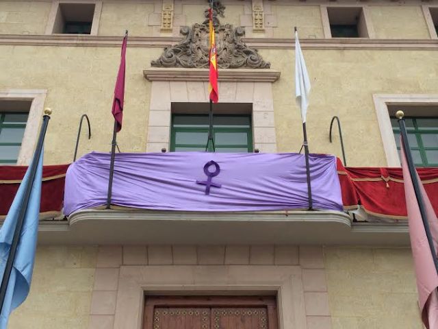 Ya cuelga la bandera del Día de la Mujer de la fachada del Ayuntamiento de Totana dentro de la Semana de Igualdad de Oportunidades - 2, Foto 2
