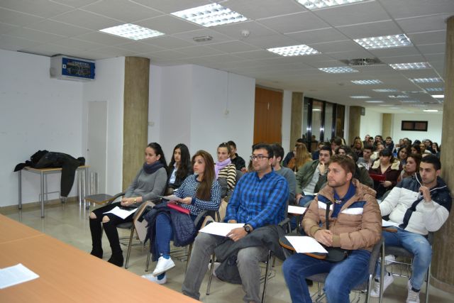 Más de 300 jóvenes participan en la jornada informativa sobre el proceso de contratación de Burger King - 2, Foto 2