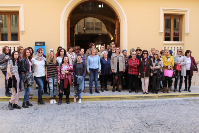 Medio centenar de jumillanas se unen el Paro Internacional de Mujeres en la puerta del Ayuntamiento - 1, Foto 1