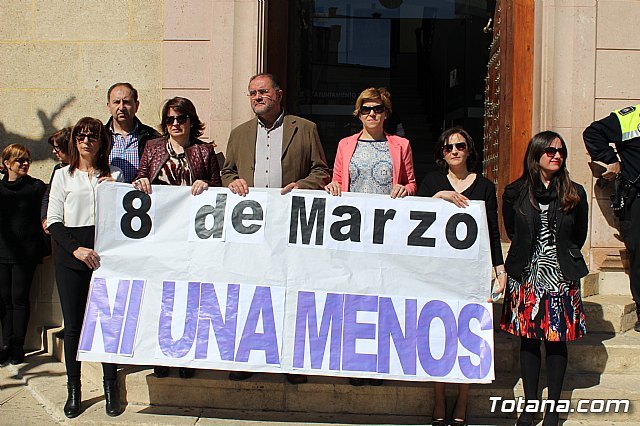 El Ayuntamiento se suma al paro simbólico para protestar por el paro femenino y en solidaridad con las mujeres que sufren violencia de género, Foto 1