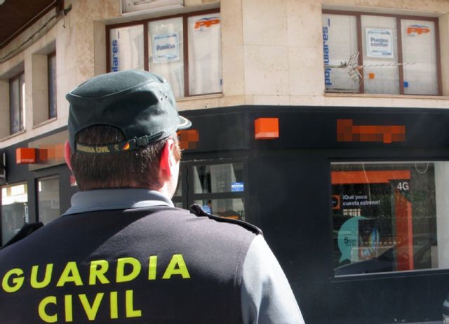La Guardia Civil localiza e investiga a un vecino de Jumilla por causar daños en sedes políticas - 1, Foto 1