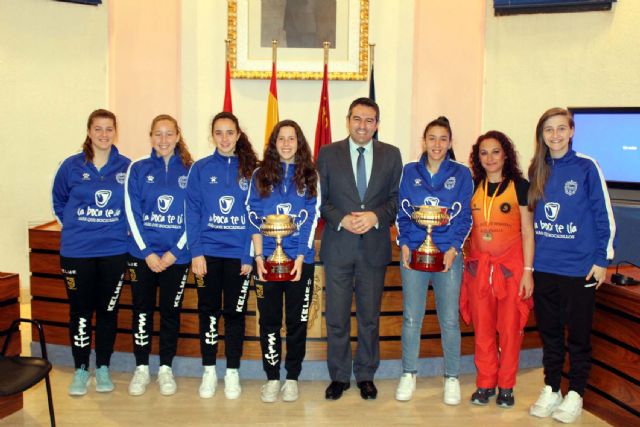 El alcalde, en el Día Internacional de la Mujer, recibió a las 6 jugadoras del Alcantarilla Futsal que se han proclamado recientemente campeonas de España sub-17 y sub-21 con la selección territorial murciana - 1, Foto 1