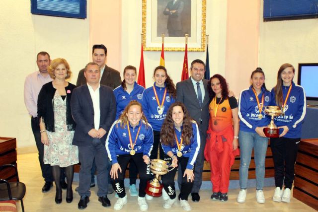 El alcalde, en el Día Internacional de la Mujer, recibió a las 6 jugadoras del Alcantarilla Futsal que se han proclamado recientemente campeonas de España sub-17 y sub-21 con la selección territorial murciana - 2, Foto 2