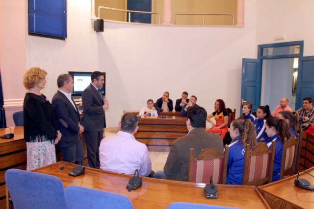 El alcalde, en el Día Internacional de la Mujer, recibió a las 6 jugadoras del Alcantarilla Futsal que se han proclamado recientemente campeonas de España sub-17 y sub-21 con la selección territorial murciana - 4, Foto 4