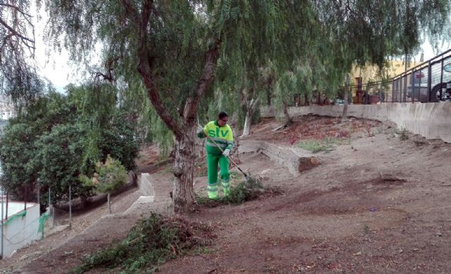 El Ayuntamiento revisa y mejora las zonas verdes del Molino de los Alacranes - 1, Foto 1