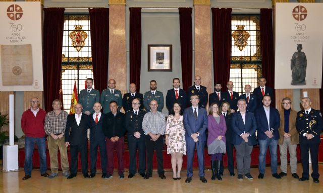 Los Bomberos jubilados reciben la Insignia de oro del Ayuntamiento en el día de su Patrón - 1, Foto 1