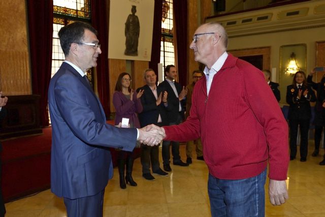Los Bomberos jubilados reciben la Insignia de oro del Ayuntamiento en el día de su Patrón - 2, Foto 2