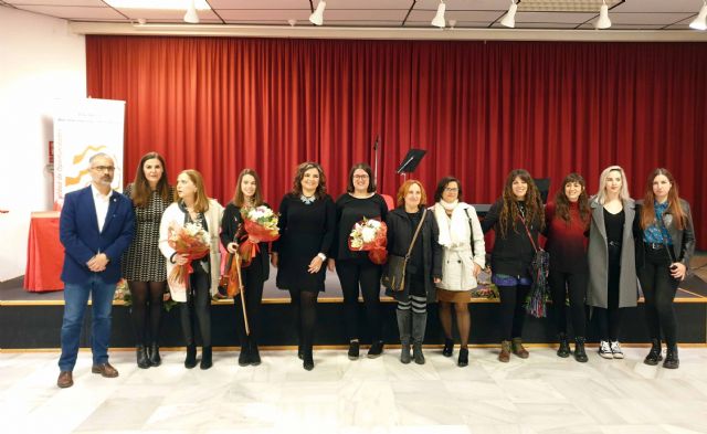 La exposición ‘Hypatia’ reúne obras de doce mujeres caravaqueñas en la Casa de la Cultura ‘Emilio Sáez’ - 1, Foto 1