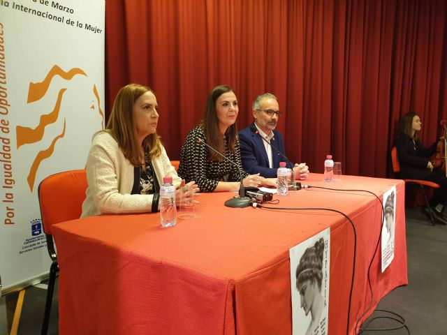 La exposición ‘Hypatia’ reúne obras de doce mujeres caravaqueñas en la Casa de la Cultura ‘Emilio Sáez’ - 2, Foto 2