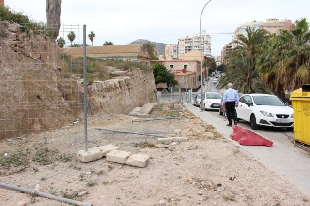 Ciudadanos denuncia la completa dejadez municipal para proteger los hallazgos del baluarte y la muralla de Felipe V - 1, Foto 1