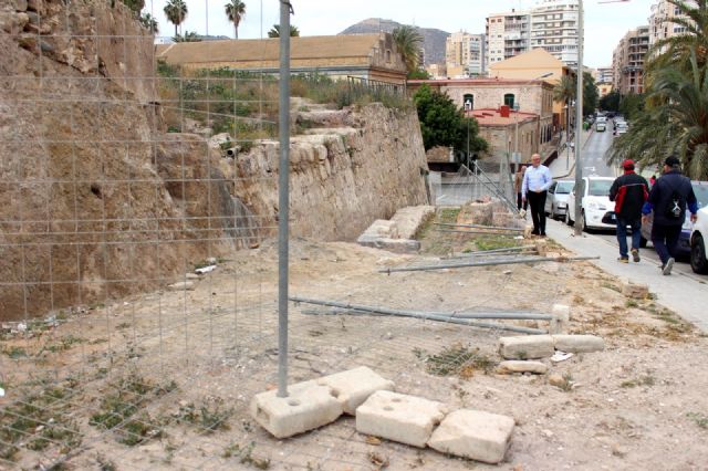 Ciudadanos denuncia la completa dejadez municipal para proteger los hallazgos del baluarte y la muralla de Felipe V - 2, Foto 2