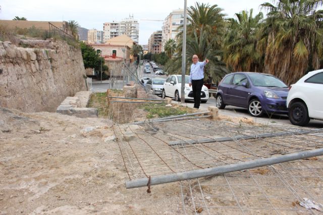 Ciudadanos denuncia la completa dejadez municipal para proteger los hallazgos del baluarte y la muralla de Felipe V - 3, Foto 3