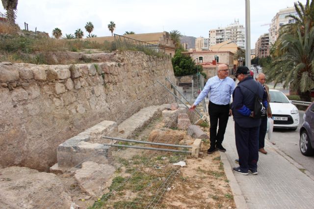 Ciudadanos denuncia la completa dejadez municipal para proteger los hallazgos del baluarte y la muralla de Felipe V - 4, Foto 4