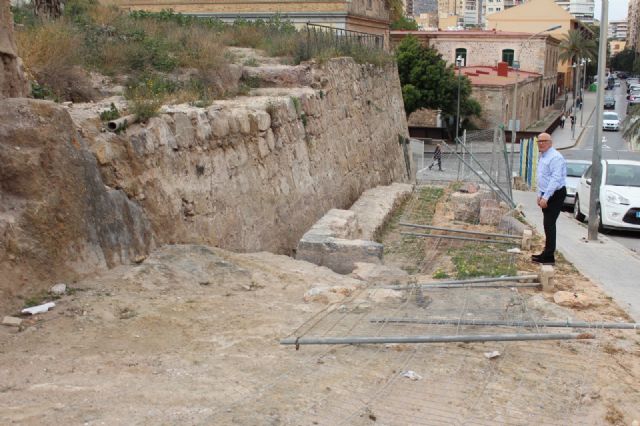 Ciudadanos denuncia la completa dejadez municipal para proteger los hallazgos del baluarte y la muralla de Felipe V - 5, Foto 5