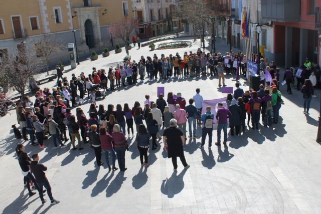 Bullas se manifiesta por el Día Internacional de la Mujer reivindicando igualdad - 1, Foto 1