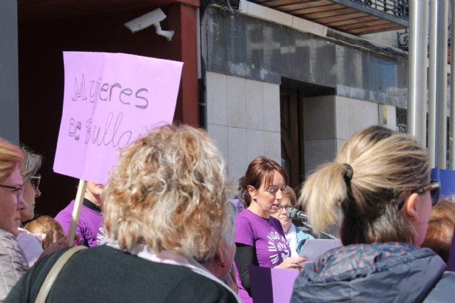 Bullas se manifiesta por el Día Internacional de la Mujer reivindicando igualdad - 2, Foto 2