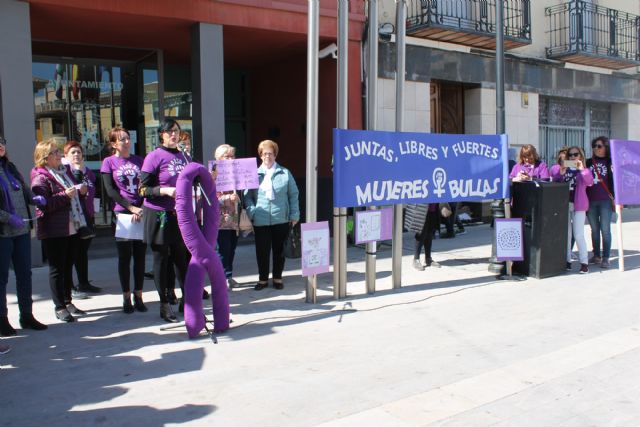Bullas se manifiesta por el Día Internacional de la Mujer reivindicando igualdad - 3, Foto 3