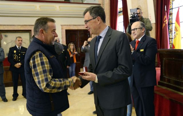 El Ayuntamiento rinde homenaje a los bomberos que han dedicado su vida a proteger a los murcianos - 3, Foto 3