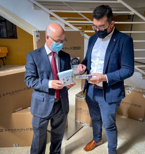 La murciana Laazo80 obsequia con un cinturón a las profesionales sanitarias - 1, Foto 1