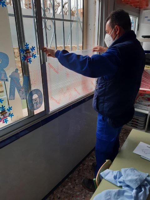 El Ayuntamiento de Mula instala mamparas en las ventanas de los centros educativos de la localidad y pedanías para proteger del frío a los alumnos - 1, Foto 1