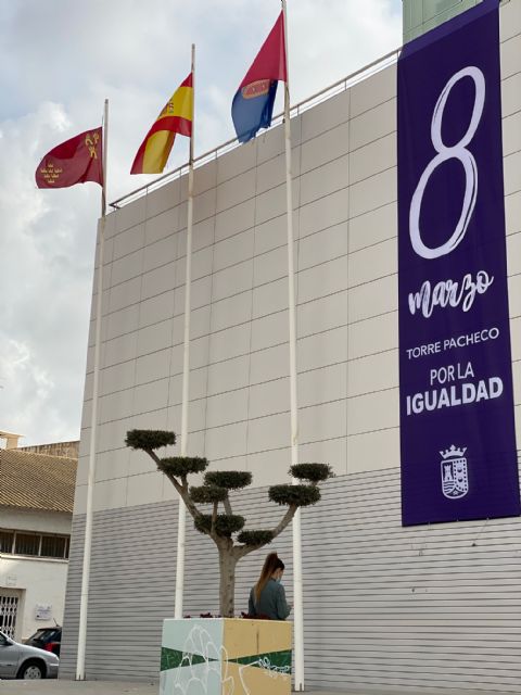 Torre Pacheco se ilumina de morado para conmemorar el Día Internacional de las Mujeres - 2, Foto 2