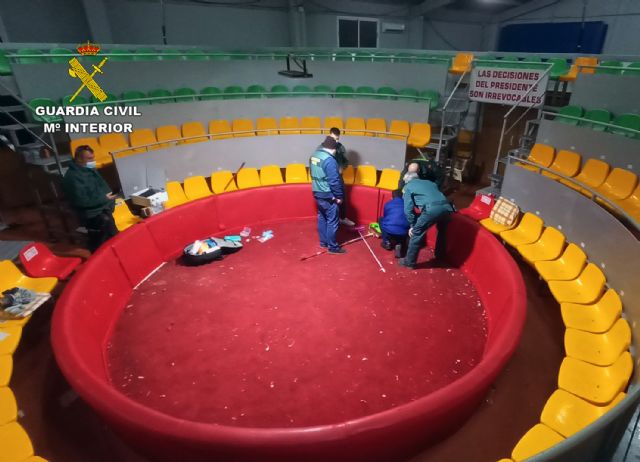 La Guardia Civil desmantela un tentadero ilegal de peleas de gallos con 80 personas reunidas - 4, Foto 4