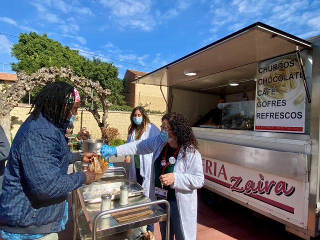 Jesús Abandonado realiza un reparto solidario de chocolate churros para conmemorar la festividad de San Juan de Dios - 1, Foto 1