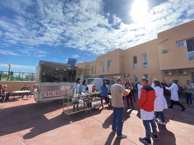 Jesús Abandonado realiza un reparto solidario de chocolate churros para conmemorar la festividad de San Juan de Dios - 2, Foto 2