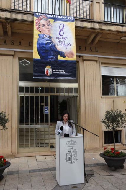 Lectura del manifiesto por el Día Internacional de la Mujer frente al Ayuntamiento de Calasparra - 1, Foto 1