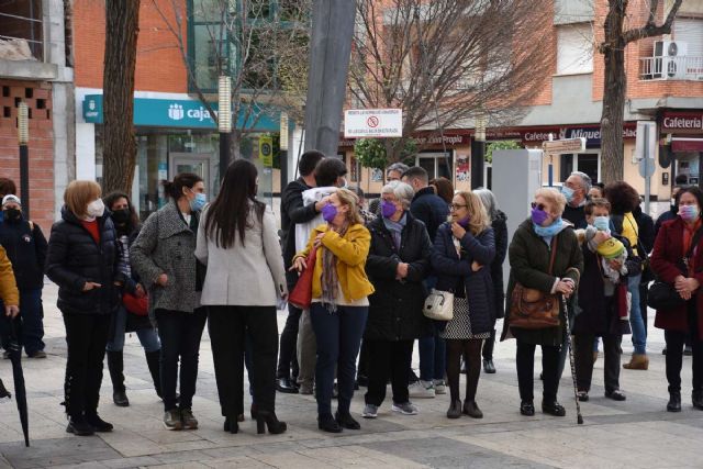 Lectura del manifiesto por el Día Internacional de la Mujer frente al Ayuntamiento de Calasparra - 4, Foto 4