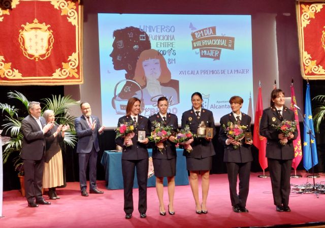 Alcantarilla entrega los Premios de la Mujer 2024 a Milagros Florenciano y a las cinco policías locales del municipio - 1, Foto 1