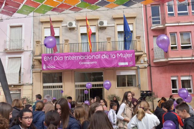 El Ayuntamiento de Calasparra conmemora el Día Internacional de la Mujer con un emotivo acto en la Plaza de La Corredera - 5, Foto 5