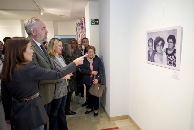 Homenaje a las mujeres de la estética y la belleza en la exposición 'Mujeres relevantes de Santomera' - 1, Foto 1