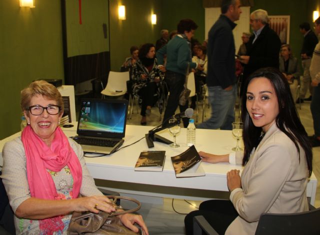 La escritora María José Sevilla presenta en primicia su nuevo libro Las lágrimas azules del escribidor en Puerto Lumbreras - 1, Foto 1