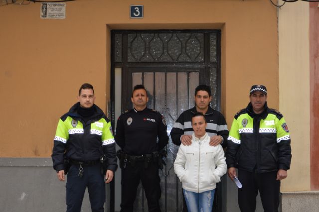 Policía Local y Bomberos extinguen un incendio en una vivienda de la plaza Calvo Sotelo de Blanca - 1, Foto 1