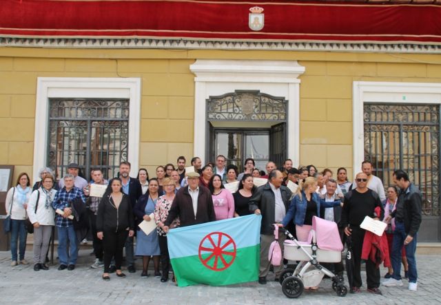 El Ayuntamiento de Cieza se une por primera vez al Día del Pueblo Gitano - 1, Foto 1