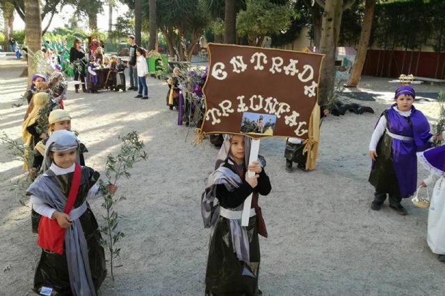 ´Los Pasitos´ del colegio ´Divino Maestro´ salieron en procesión un año más - 1, Foto 1