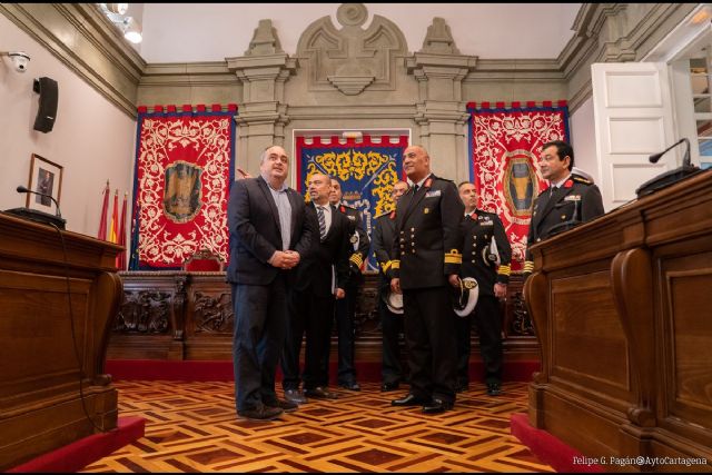 El comandante del Portahelicópteros egipcio ´Gamal Abdel Nasser´ visita el Palacio Consistorial - 1, Foto 1
