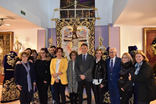 El Paso Morado presenta el nuevo conjunto de bordados del Cristo de la Misericordia, cuyo estandarte ha requerido el trabajo de 9 bordadoras durante 2 años y 55 días - 1, Foto 1