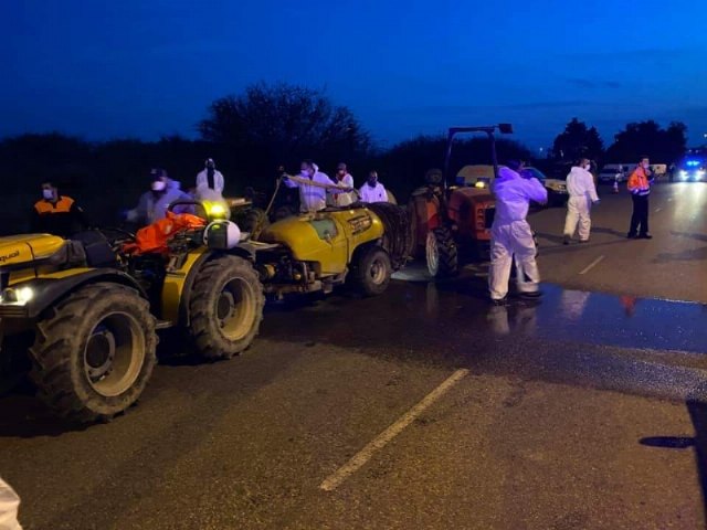 More than fifteen vehicles disinfected last night the usual areas most attended by people as a reinforcement to the street cleaning work against the coronavirus, Foto 3