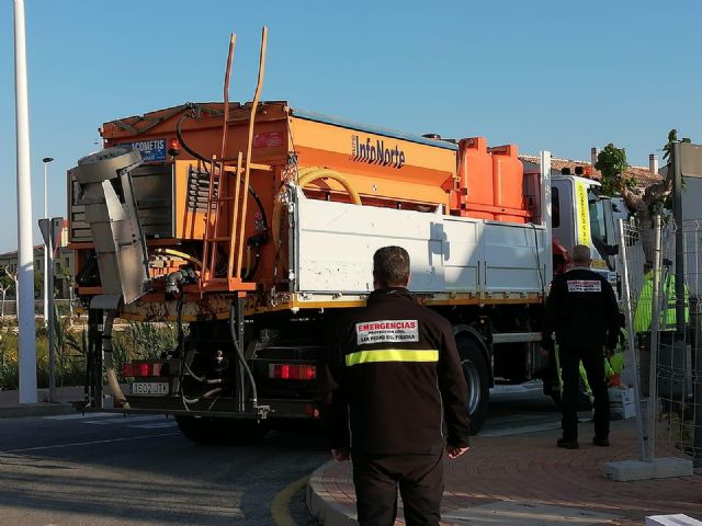 Máquinas quitanieves, agentes forestales y agricultores refuerzan las labores de limpieza y desinfección en San Pedro del Pinatar - 4, Foto 4