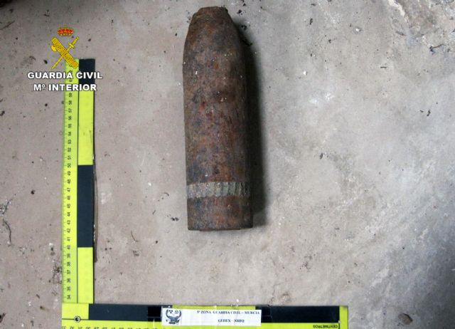 La Guardia Civil retira y destruye un proyectil de artillería hallado en una finca agrícola de Fuente Álamo - 1, Foto 1